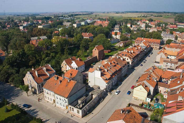 Fosa miejska z resztkami murów obronnych z XIV w. 