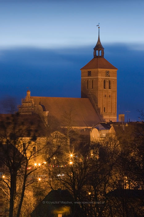 Kościół farny p.w. Świętego Piotra i Pawła z drugiej polowy XIV wieku.