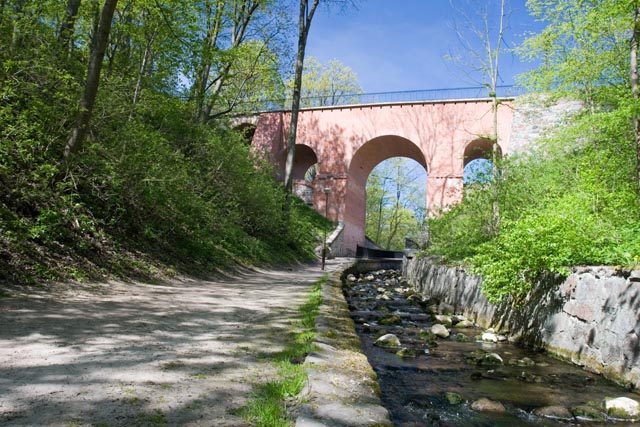 Most od strony parku wiosną