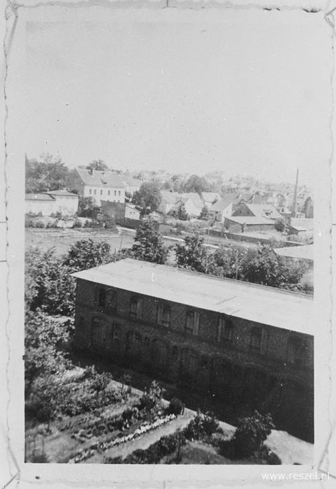 Widok z okna przy ulicy kolejowej - środkowy blok (1944 r.) fotografia wykonana przez Pana A. Siemetzki
