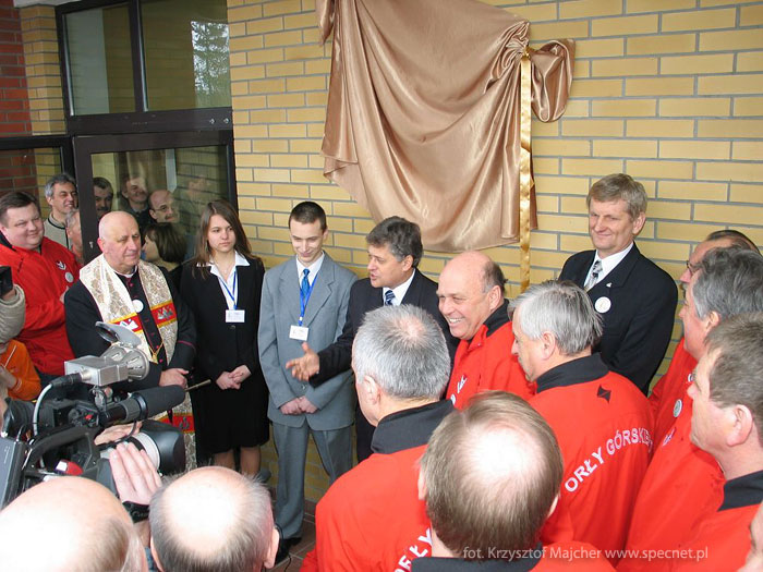 Uroczystość odsłoniecia tablicy pamiątkowej Hali im. Orłów Górskiego (ks. Dyzma Wyrostek, Zdzisław Szypulski, Grzegorz Lato, Jerzy Gosiewski