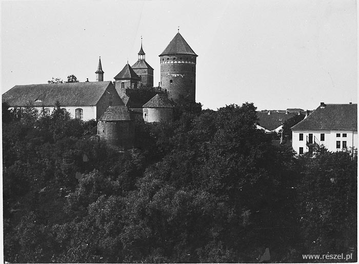 Zamek i fragment budynku szkolnego
