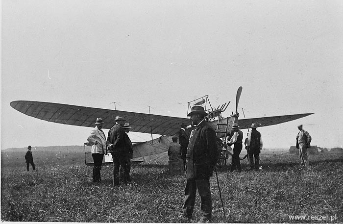 Samolot był jednopłatowcem, napiętym drutem stalowym, z silnikiem o mocy 50 KM i sterowany był w przechyleniu za pomocą zmiany powierzchi nośnej.
