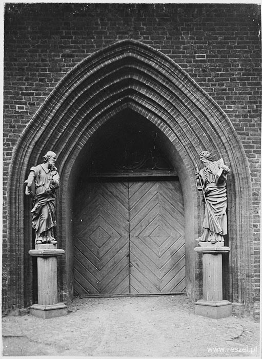 Figury Św. Piotra i Pawła, które obecnie stoją przy ołtarzu w Kościele
