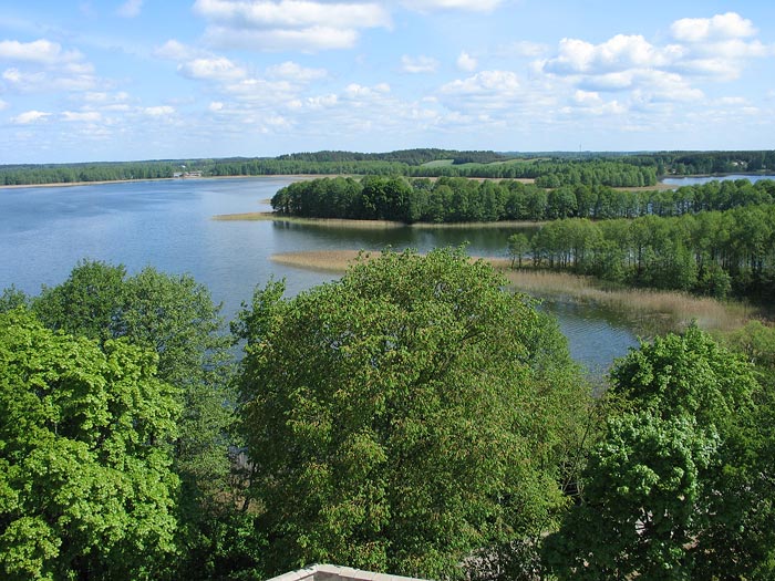 Widok z wieży zegarowej na Jezioro Wigry.