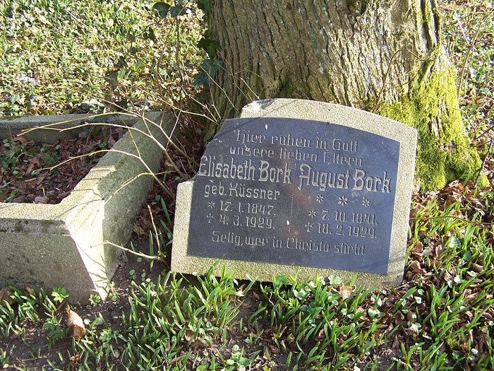 Płyta nagrobna na przedwojennym cmentarzu przy ul. 1-go Maja