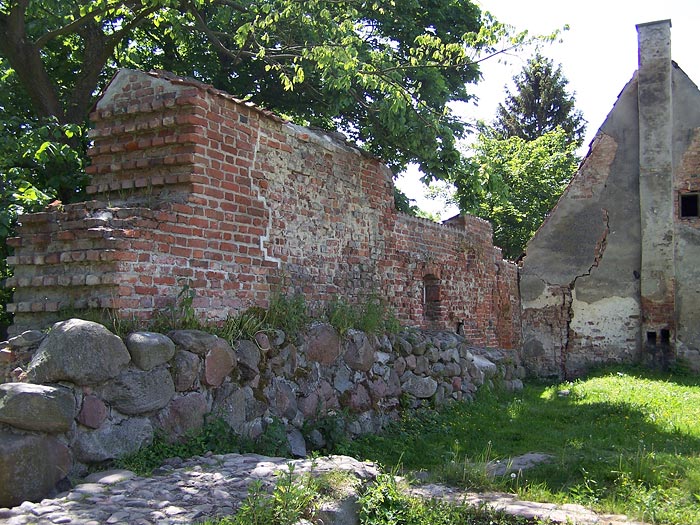 Fragment muru obronnego od strony północnej przy starej plebani