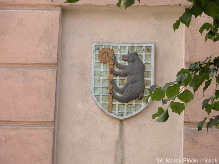 herb Reszla na elewacji budynku Zespołu Szkół przy ulicy Podzamcze