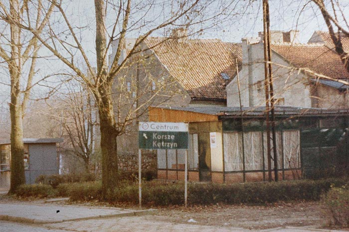 ul.Bohaterów ,kiosk warzywny Zespołu Szkół Rolniczych - rok 1984