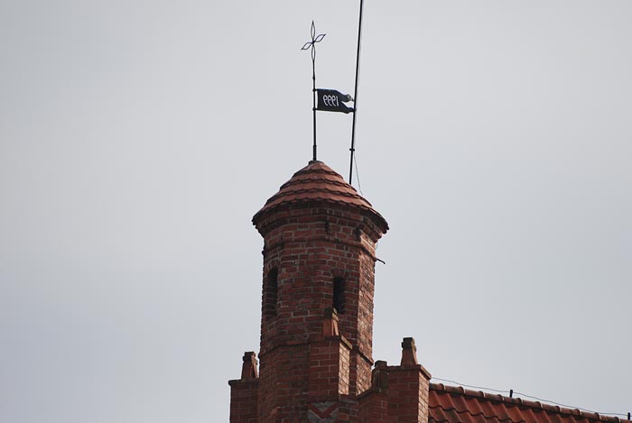 wieżyczka na ścianie szczytowej kościoła parafialnego
