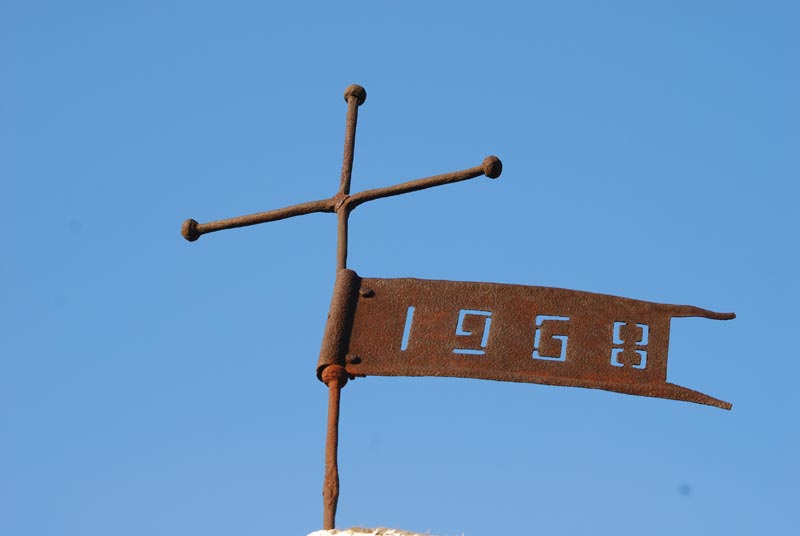 krzyż na przydrożnej kapliczce , droga Reszel - Święta Lipka