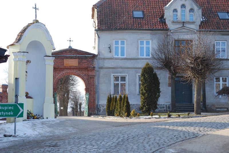 nowa nawierzchnia przed bramą cmentarza