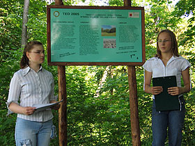Karolina Sawa i Agata Kopala omawiają kolejną tablicę informacyjną fot.Krzysztof Majcher