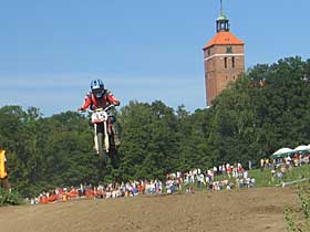 Motocross wrzesień 2005 - doping wznosi zawodników wysoko fot.Krzysztof Majcher