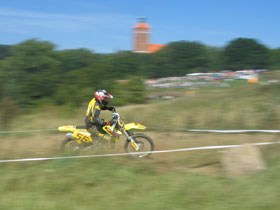 Motocross wrzesień 2005 - Fabian Szymański pędzi po zwycięztwo fot.Krzysztof Majcher