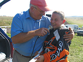 Motocross wrzesień 2005 - zmęczony ale uśmiechnięty Karol Pikulski - reprezentant Reszla fot.Krzysztof Majcher