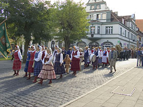 zespoły ludowe: Reszelanie oraz Pompadryty ze śpiewem prowadziły korowód przez ulice miasta fot.Krzysztof Majcher