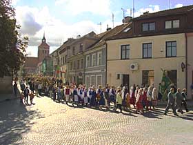 Korowód dożynkowy z kościoła na 