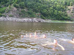 Kąpiel w rzece Dyja przed pensjonatem fot.Danuta Konopnicka