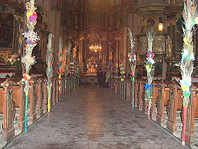 Palmy dekorowały kościół podczas Niedzieli Palmowej. fot.Anna Ballo