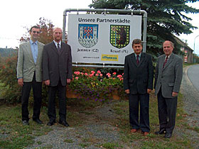 Burmistrzowie miast partnerskich przy tablicy w Raabs an der Thaya (Austria) fot. reszel pl