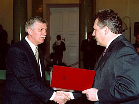 Tadeusz Rawa otrzymuje tytuł profesora z rąk prezydenta Aleksandra Kwaśniewskiego - 2001 r. fot. archiwum MOK
