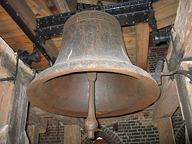 dzwon na wieży kościelnej zawieszony na wysokości 31,9 m (1,5 m ponad dachem kościoła)<br />Tower bell hangs at the height of 31.9m (1.5m above church roof) fot.Krzysztof Majcher