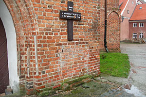 Foto. 5. Widok ściany po prawej stronie wejścia do kościoła fot.Tadeusz Rawa