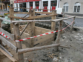 po kilkumiesięcznych badaniach archeologocznych w październiku 2006 roku rozpoczęto budowę studni fot.Krzysztof Majcher