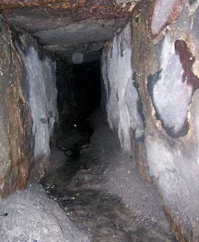 Rys.2b. Kamienny tunel fot. Wormyan