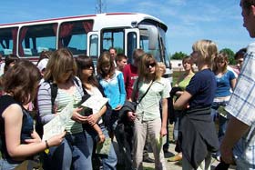 Spotkanie z przewodnikiem w Ośrodku Edukacji Ekologicznej „Brama na bagna”. Oglądamy na mapie trasę, którą za chwilę będziemy pokonywać. fot.Koło Ekologiczne Ekozespoły