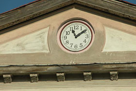 Zegar w Zespole Szkół w Reszlu - 2007 rok fot. Marek Płócienniczak