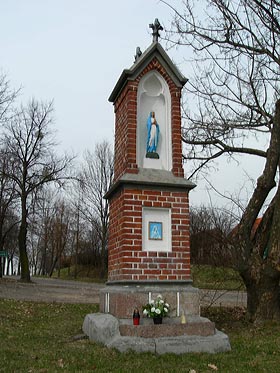 2. Kapliczka przydrożna  z początku XX w. przy skrzyżowaniu ulic: Racławickiej, Zwycięzców i Gdańskiej – widok od strony ulicy Gdańskiej.  fot.Tadeusz Rawa