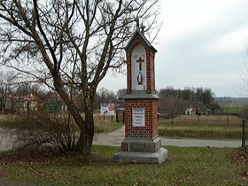 3. Kapliczka przydrożna  z początku XX w. przy skrzyżowaniu ulic: Racławickiej, Zwycięzców i Gdańskiej – widok od strony ulicy Racławickiej. fot.Tadeusz Rawa