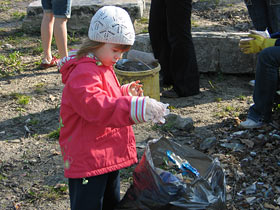 Mała Weronika już wie, gdzie powinny trafiać śmieci.
Dzielnie pomagała ekozespołowi. fot.Elżbieta Majcher.