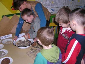 Przygotowujemy pokarm dla ptaków fot.Jolanta Grzyb