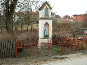 4. Kapliczka przydrożna z 1906 r. przy ulicy Chrobrego. fot.Tadeusz Rawa