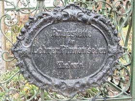 7. Płyta żeliwna z napisem znajdująca się na ogrodzeniu krzyża przy zbiegu ulic: Pieniężnego i Kościuszki fot.Tadeusz Rawa