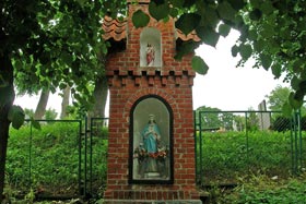 Kapliczka przy ulicy Podmiejskiej – widok I fot.Tadeusz Rawa