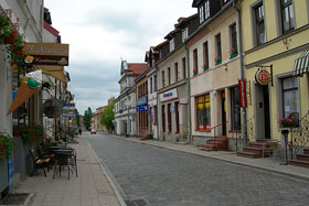 Foto. 3. Jedna z uliczek starego miasta – ulica S. Wyspiańskiego
 fot.Tadeusz Rawa