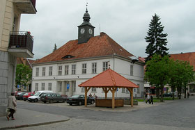 Foto. 9. Ratusz i zrekonstruowana średniowieczna studnia wodociągowa.
 fot.Tadeusz Rawa