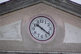 Zegar szkolny Zespołu Szkół Zawodowych w Reszlu - grudzień 2003 r. fot.Krzysztof Majcher
