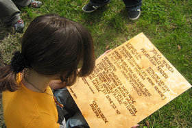  Dziewczęta zebrane informacje przedstawiły na wykonanej przez siebie drewnianej tablicy informacyjnej.
 fot.Koło Ekologiczne Ekozespoły