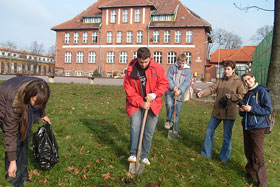  Członkowie koła sadzą daglezje w szkolnym parczku.
 fot.Koło Ekologiczne Ekozespoły