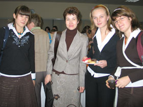 Uczestniczki konferencji z opiekunem (od lewej: Aleksandra Niemczak, Elżbieta Majcher, Daria Domaradzka, Martyna Janiszewska) fot.Elżbieta Majcher.