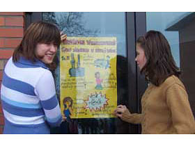 Dziewczęta wykonały plakaty, które umieściły w szkole, bibliotece miejskiej i na słupach ogłoszeniowych fot.Koło Ekologiczne Ekozespoły