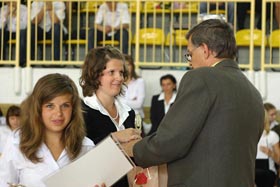 Dziewczęta otrzymały statuetki za trzyletnią pracę z Programem ekozespołów. Tutaj Martyna otrzymuje statuetkę z rąk dyrektora gimnazjum, Pana Wacława Konopnickiego.
 fot.Koło Ekologiczne Ekozespoły