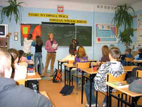 Dziewczeta przygotowały i przeprowadziły zajęcia dla uczniów gimnazjum (tutaj klasa I c) o gazie ziemnym. fot.Elżbieta Majcher.