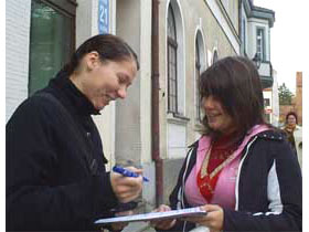 Magda podczas ankietowania przechodniów, sprawdzała ile mieszkańcy wiedzą o gazie fot.Koło Ekologiczne Ekozespoły