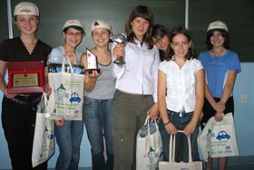 Dumni i szczęśliwi, bo nagrodzeni!!! Dziewczęta z Ekozespołów za pracę na rzecz poszanowania przyrody i środowiska otrzymały wiele cennych nagród w wojewódzkich konkursach. fot.Elżbieta Majcher.